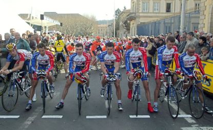 Cofidis's riders line up in tribute to team-mate Andrei Kivilev after his death